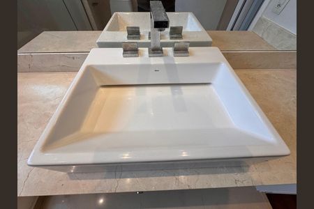 Apartamento à venda com 436m², 4 quartos e 2 vagas Apartamento à venda com 436m², 4 quartos e 2 vagasSuíte 4 (Master) - Banheiro