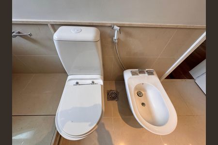 Apartamento à venda com 436m², 4 quartos e 2 vagas Apartamento à venda com 436m², 4 quartos e 2 vagasSuíte 4 (Master) - Banheiro