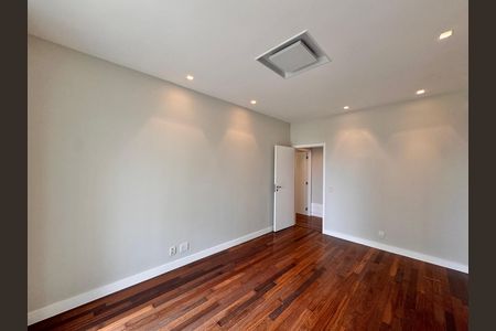 Apartamento à venda com 436m², 4 quartos e 2 vagas Apartamento à venda com 436m², 4 quartos e 2 vagasSuíte 3