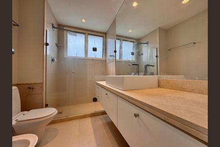 Apartamento à venda com 436m², 4 quartos e 2 vagas Apartamento à venda com 436m², 4 quartos e 2 vagasSuíte 4 (Master) - Banheiro