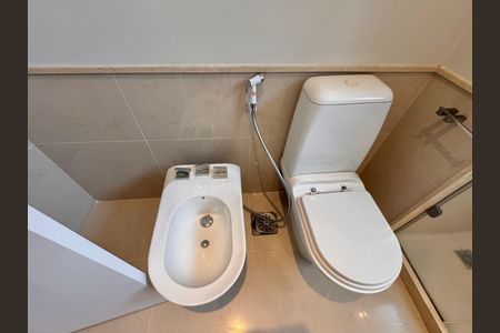 Apartamento à venda com 436m², 4 quartos e 2 vagas Apartamento à venda com 436m², 4 quartos e 2 vagasSuíte 4 (Master) - Banheiro
