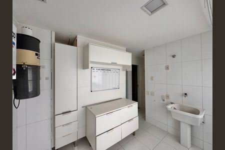 Apartamento à venda com 436m², 4 quartos e 2 vagas Apartamento à venda com 436m², 4 quartos e 2 vagasÁrea de Serviço