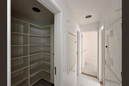 Apartamento à venda com 436m², 4 quartos e 2 vagas Apartamento à venda com 436m², 4 quartos e 2 vagasÁrea de Serviço