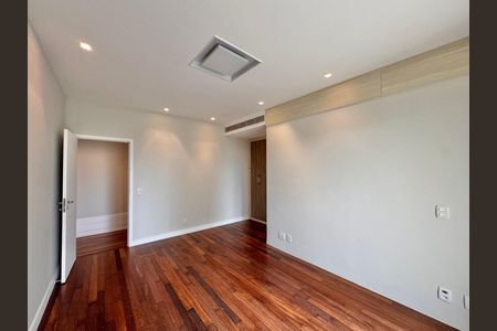 Apartamento à venda com 436m², 4 quartos e 2 vagas Apartamento à venda com 436m², 4 quartos e 2 vagasSuíte 3