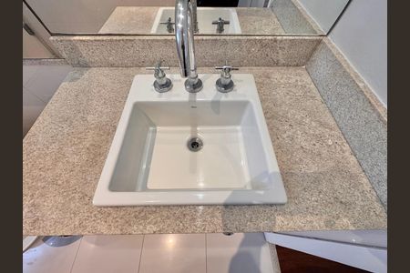 Apartamento à venda com 436m², 4 quartos e 2 vagas Apartamento à venda com 436m², 4 quartos e 2 vagasSuíte 1 - Banheiro
