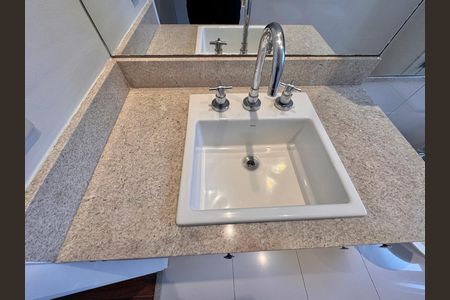 Apartamento à venda com 436m², 4 quartos e 2 vagas Apartamento à venda com 436m², 4 quartos e 2 vagasSuíte 3 - Banheiro