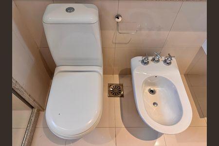 Apartamento à venda com 436m², 4 quartos e 2 vagas Apartamento à venda com 436m², 4 quartos e 2 vagasSuíte 1 - Banheiro