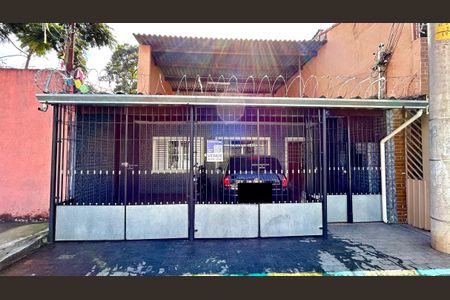 Placa instalada na fachada do imóvel  de casa à venda com 2 quartos, 133m² em Jardim Kawamoto, Guarulhos