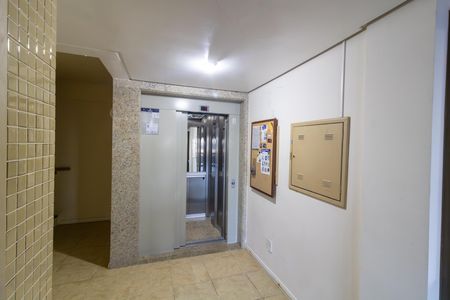 Hall de entrada de apartamento para alugar com 2 quartos, 104m² em Vila Assunção, Porto Alegre