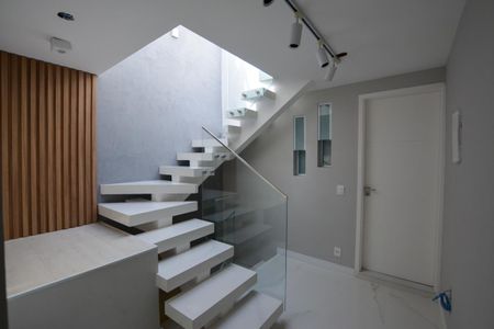 Casa de condomínio para alugar com 180m², 3 quartos e 1 vaga Casa de condomínio para alugar com 180m², 3 quartos e 1 vagaHALL ENTRE OS QUARTOS E PISO SUPERIOR