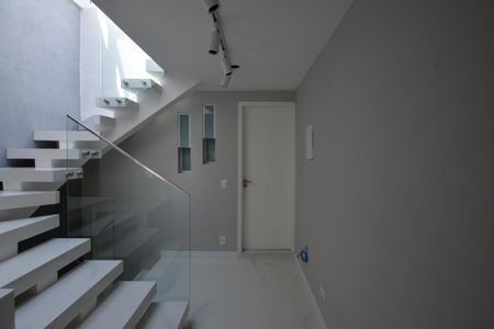 Casa de condomínio para alugar com 180m², 3 quartos e 1 vaga Casa de condomínio para alugar com 180m², 3 quartos e 1 vagaHALL ENTRE OS QUARTOS E PISO SUPERIOR