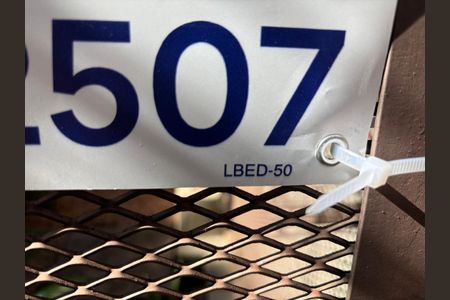 Plaquinha Instalada código LBED-50 de apartamento à venda com 3 quartos, 123m² em Auxiliadora, Porto Alegre