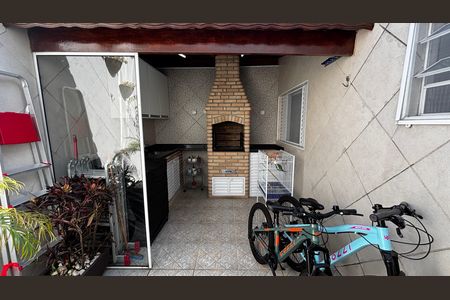 Casa à venda com 150m², 3 quartos e 2 vagas Casa à venda com 150m², 3 quartos e 2 vagasQuintal