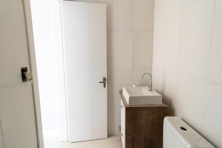 Banheiro de casa à venda com 2 quartos, 57m² em Hípica, Porto Alegre