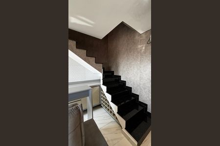 Apartamento à venda com 88m², 2 quartos e 1 vaga Apartamento à venda com 88m², 2 quartos e 1 vagaEscada