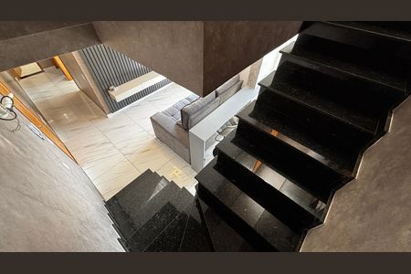 Apartamento à venda com 88m², 2 quartos e 1 vaga Apartamento à venda com 88m², 2 quartos e 1 vagaEscada
