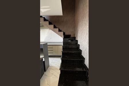 Apartamento à venda com 88m², 2 quartos e 1 vaga Apartamento à venda com 88m², 2 quartos e 1 vagaEscada