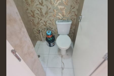 Banheiro da área de serviço de apartamento para alugar com 3 quartos, 82m² em Gopouva, Guarulhos