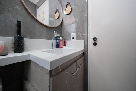 Banheiro de apartamento à venda com 2 quartos, 55m² em Vila Marieta, São Paulo