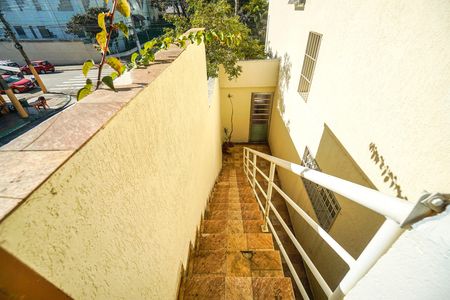 Casa para alugar com 135m², 2 quartos e 2 vagasEscada do terraço