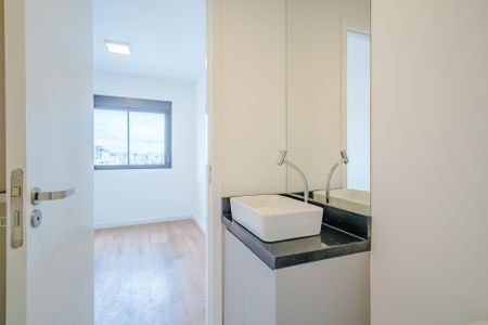Banheiro de kitnet/studio para alugar com 1 quarto, 31m² em Butantã, São Paulo