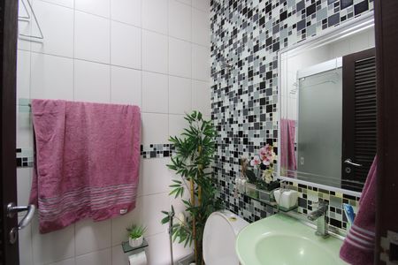 Casa de condomínio à venda com 340m², 5 quartos e 2 vagasBanheiro social