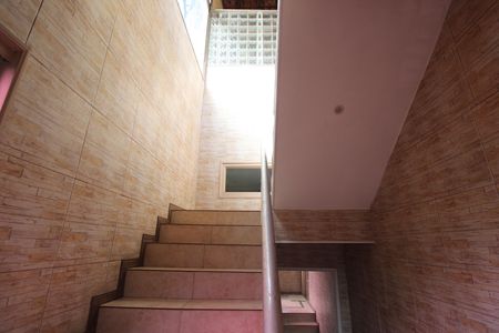 Casa de condomínio à venda com 340m², 5 quartos e 2 vagasEscada