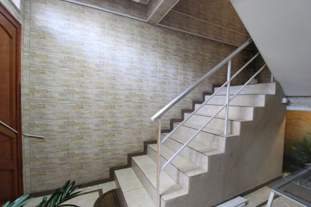 Casa de condomínio à venda com 340m², 5 quartos e 2 vagasEscada