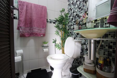 Casa de condomínio à venda com 340m², 5 quartos e 2 vagasBanheiro social