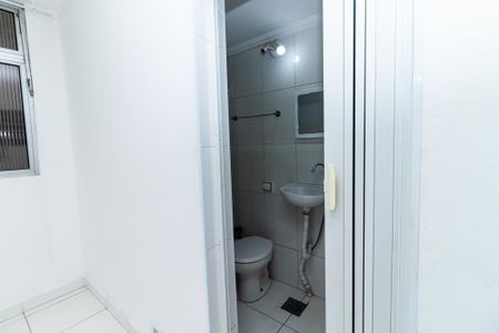 Banheiro de kitnet/studio para alugar com 1 quarto, 22m² em Água Branca, São Paulo