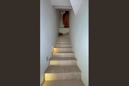 Casa para alugar com 120m², 2 quartos e 1 vagaEscada