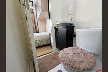 Banheiro de kitnet/studio para alugar com 1 quarto, 18m² em Ferreira, São Paulo