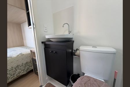 Banheiro de kitnet/studio para alugar com 1 quarto, 18m² em Ferreira, São Paulo