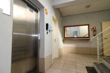 Área comum - Hall de entrada de apartamento para alugar com 2 quartos, 58m² em Menino Deus, Porto Alegre