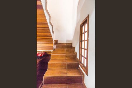 Casa à venda com 125m², 1 quarto e 2 vagas Casa à venda com 125m², 1 quarto e 2 vagasEscada