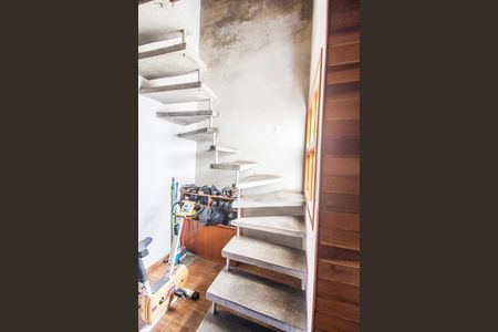 Casa à venda com 125m², 1 quarto e 2 vagas Casa à venda com 125m², 1 quarto e 2 vagasEscada