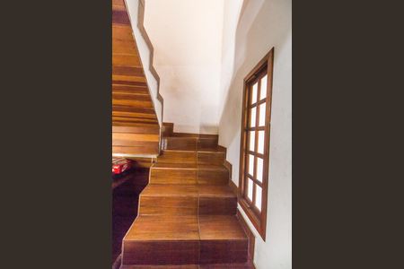 Casa à venda com 125m², 1 quarto e 2 vagas Casa à venda com 125m², 1 quarto e 2 vagasEscada