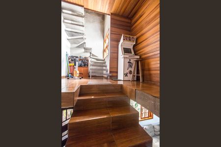 Casa à venda com 125m², 1 quarto e 2 vagas Casa à venda com 125m², 1 quarto e 2 vagasEscada