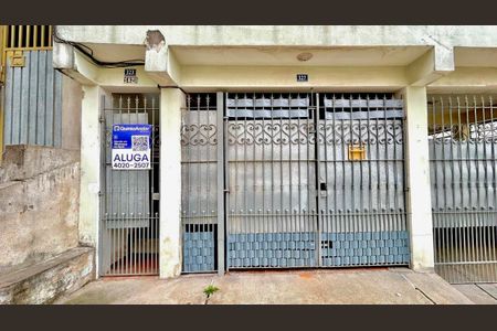 Placa instalada na fachada do imóvel  de casa para alugar com 1 quarto, 55m² em Parque Jurema, Guarulhos