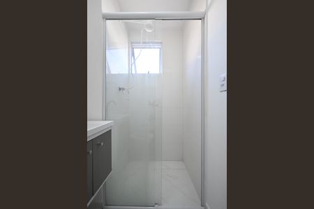 Banheiro de kitnet/studio para alugar com 1 quarto, 20m² em Ferreira, São Paulo