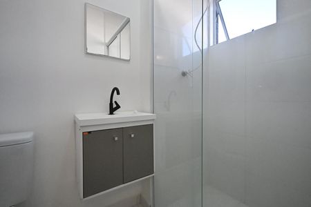 Banheiro de kitnet/studio para alugar com 1 quarto, 20m² em Ferreira, São Paulo
