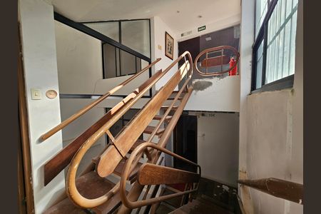 Casa para alugar com 300m², 8 quartos e 2 vagas Casa para alugar com 300m², 8 quartos e 2 vagasEscada