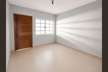 Sala com porta de madeira e janela com luz natural, parede branca e piso de porcelanato. de casa à venda com 5 quartos, 160m² em Jardim Raposo Tavares, São Paulo