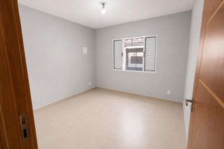 Sala com paredes brancas e piso de porcelanato, com uma janela com persianas e uma porta de madeira. de casa à venda com 5 quartos, 160m² em Jardim Raposo Tavares, São Paulo