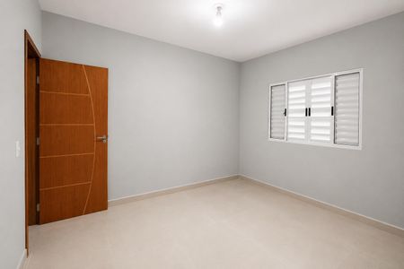 Sala com porta de madeira e janelas com persianas de alumínio. de casa à venda com 5 quartos, 160m² em Jardim Raposo Tavares, São Paulo