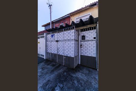 Fachada de casa à venda com 3 quartos, 80m² em Vila Bertioga, São Paulo