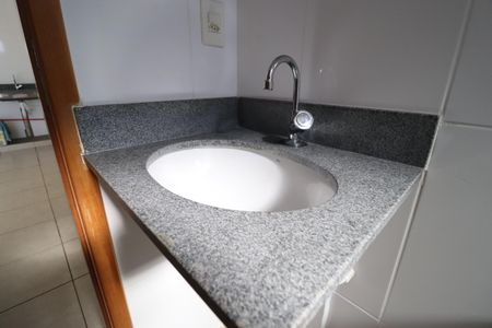 Banheiro Social de apartamento para alugar com 2 quartos, 56m² em Marta Helena, Uberlândia