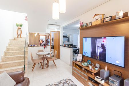 Casa de condomínio à venda com 64m², 2 quartos e 3 vagas Casa de condomínio à venda com 64m², 2 quartos e 3 vagasSala