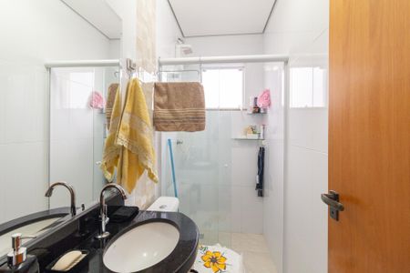 Casa de condomínio à venda com 64m², 2 quartos e 3 vagas Casa de condomínio à venda com 64m², 2 quartos e 3 vagasBanheiro