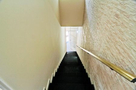 Casa para alugar com 130m², 2 quartos e 1 vaga Casa para alugar com 130m², 2 quartos e 1 vagaEscada